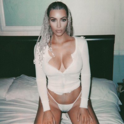 Kim Kardashian em fotos caseiras bem sensuais