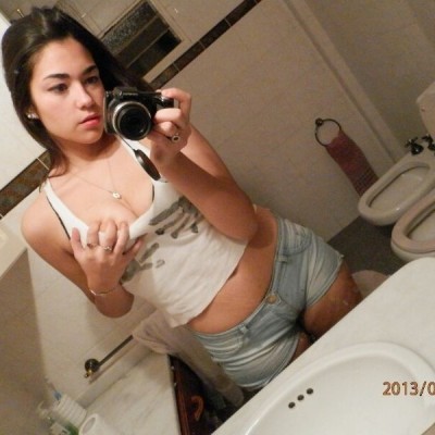 Branquinha Tirou Fotos Pelada No Banheiro