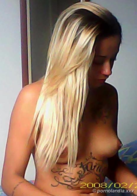 Loirinha tatuada teve fotos vazadas na internet - Foto 112995