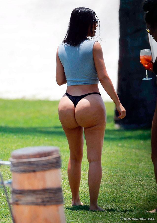 Kim Kardashian flagrada de biquíni com rabão enorme - Foto 156401