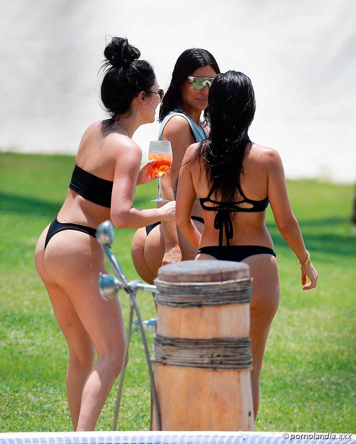 Kim Kardashian flagrada de biquíni com rabão enorme - Foto 156404