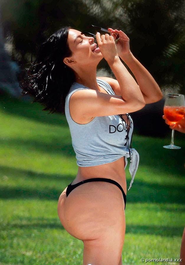 Kim Kardashian flagrada de biquíni com rabão enorme - Foto 156405