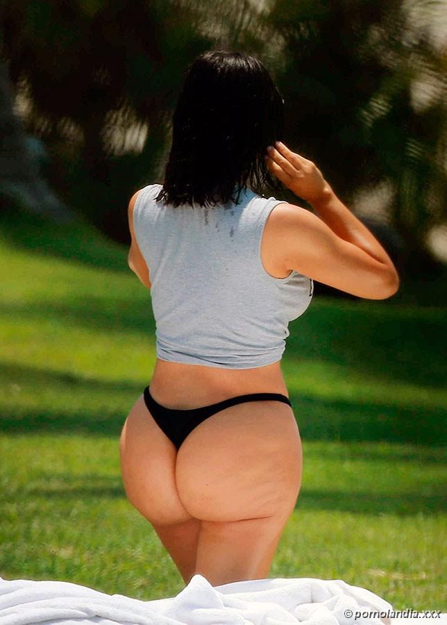 Kim Kardashian flagrada de biquíni com rabão enorme - Foto 156406