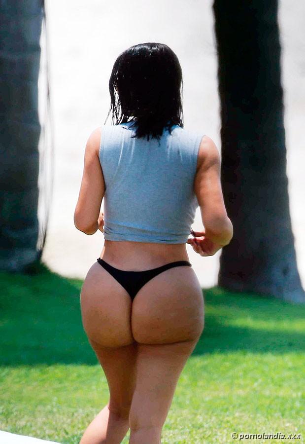 Kim Kardashian flagrada de biquíni com rabão enorme - Foto 156407