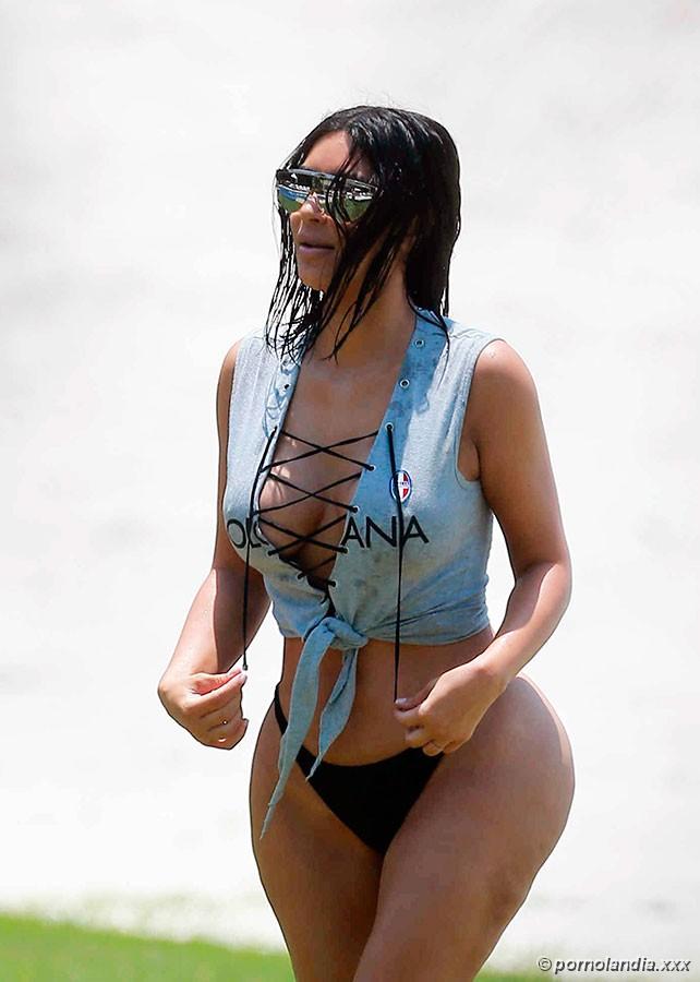 Kim Kardashian flagrada de biquíni com rabão enorme - Foto 156409