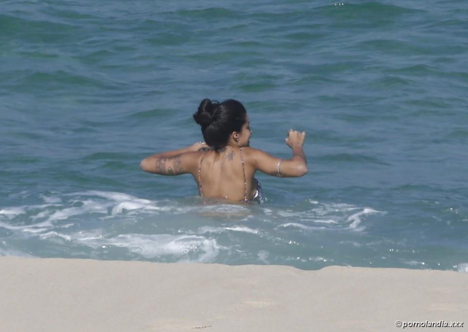 Aline Riscado flagrada na praia de biquíni - Foto 167976