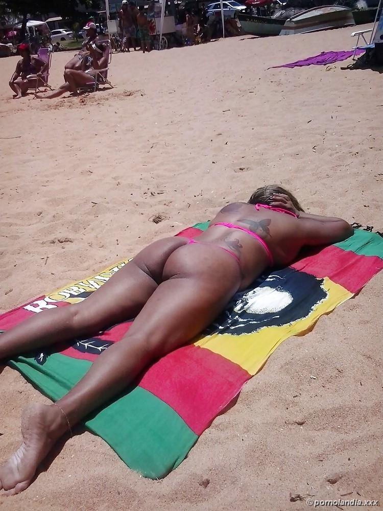 Puta na praia com biquini socado na buceta - Foto 35975