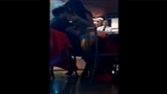 Sexo em público no restaurante - www.kiridinhas.com