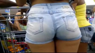 Novinha filmada escondida na fila do supermercado com shortinho socado