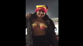 Equatoriana gostosa mostrando peitos no estadio de futebol