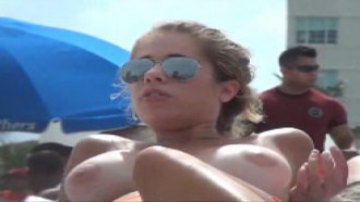 Loirinha Novinha Gringa Fazendo Topless na praia