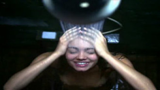 Sophie Charlotte mostrando os seios tomando banho em série