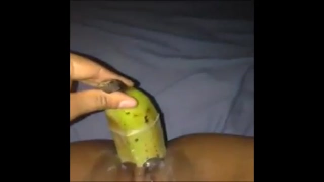 Enfiando uma banana na buceta