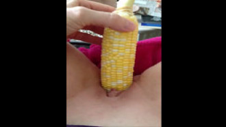 Mulher fazendo sexo com espiga de milho