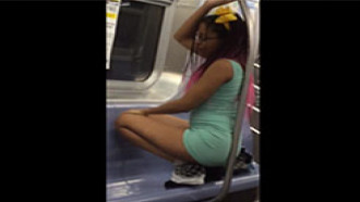 Safada fez striptease no metrô