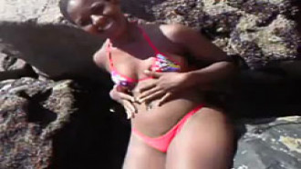 Esposa negra na praia se exibindo