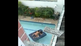 Pedreiro flagrou casal fodendo na piscina