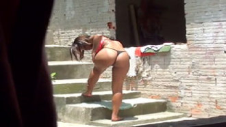 Flagra na favela mulata tomando sol e passando bronzeador