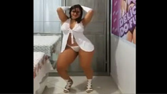 Morena gostosa dançando de lingerie - BUMBUM GRANADA