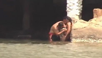 Homem flagrado chupando peito escondido na praia