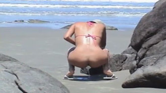 Esposa vadia mijando na praia filmada pelo marido