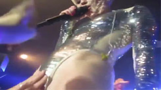 Vídeo de fãs passando o dedo na buceta de Miley Cyrus.