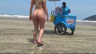 Esposa se Exibindo na Praia Para Vendedor de Picolé