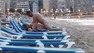 Casal exibido fodendo em praia pública