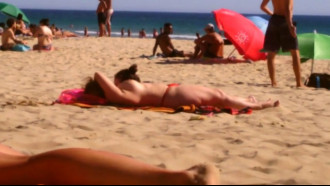 Coroa gostosa flagrada de topless na praia