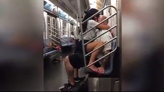 Morena cavalgando na rola no metrô