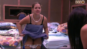 Patricia BBB18 Nua mostrando buceta