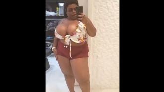 Jojo Todynho de shortinho curto e blusa decotada - Pornolandia