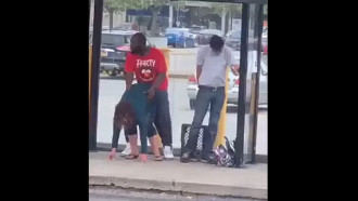 Dupla penetracao brutal a forca Vídeo de casal fazendo sexo no ponto de ônibus