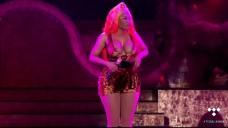 Nicki Minaj nua pagando peitinho em show