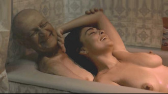 Juliana Paes nua na banheira pagando peitinho