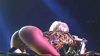 Miley Cyrus arreganhando as pernas em show ao vivo