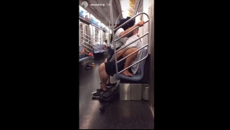 Sexo no metro em New York depois do jogo de beisebol