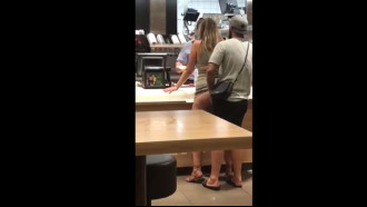 Homem flagrado enfiado pau na buceta da namorada no McDonalds