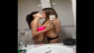 Duas safadinhas se beijando no banheiro